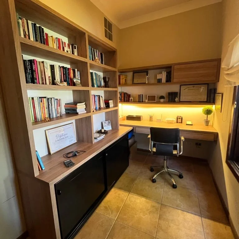 Biblioteca y escritorio de estudio en madera