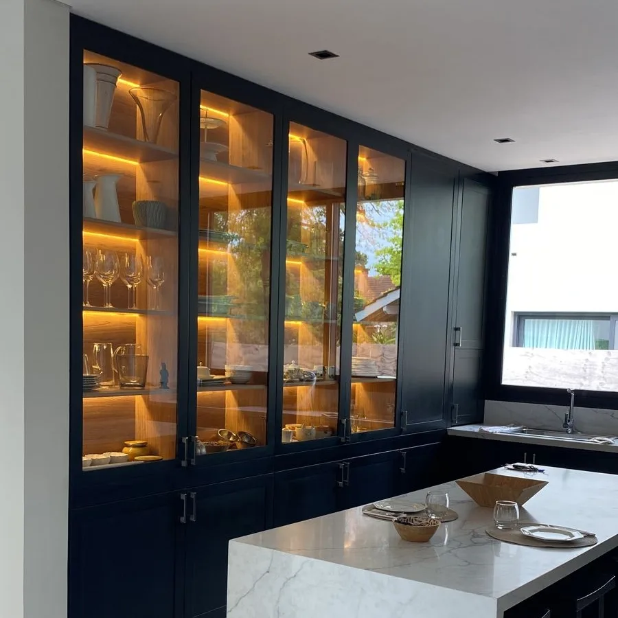 Vitrina de cocina en madera con luz LED integrada