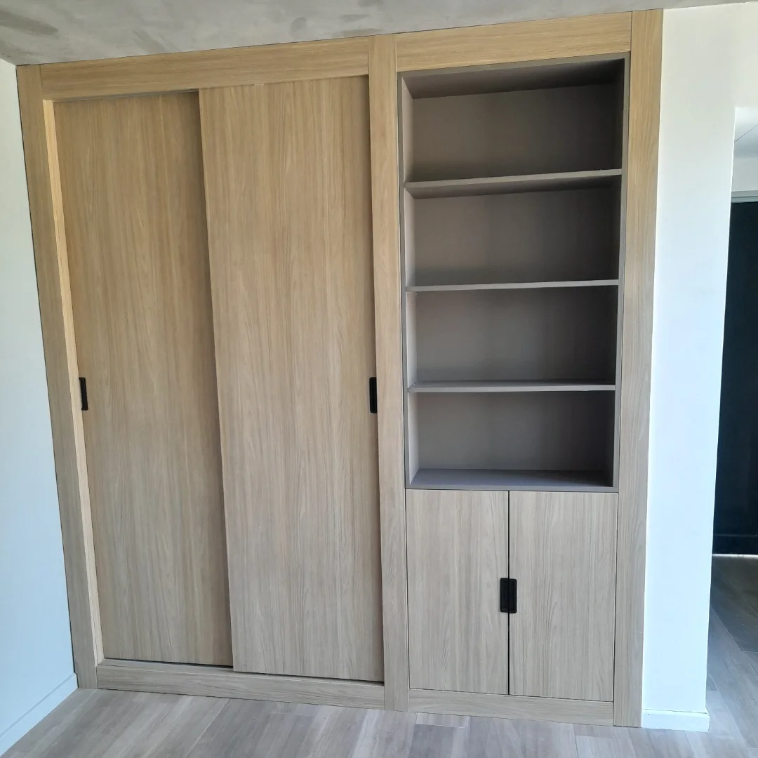 Placard con puertas corredizas en madera clara